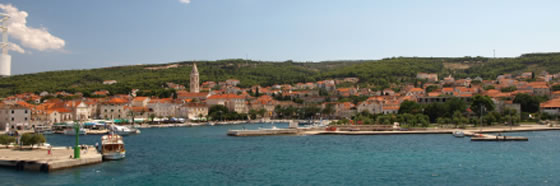 Supetar en la Isla de Brac en Croacia